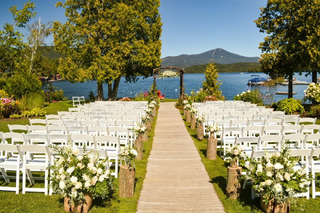 Hochzeit am See: Brautpaar auf einem Holzsteg bei Sonnenuntergang über dem Wasser