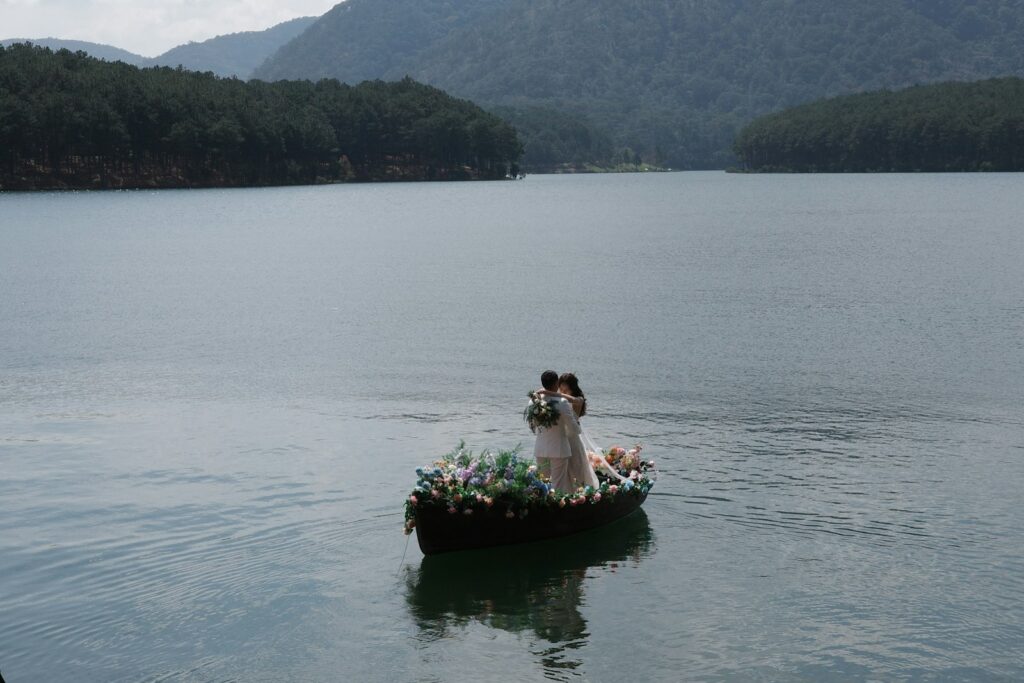 Hochzeit am See mit Bootsfahrt: Brautpaar und Gäste auf einem Ausflugsschiff