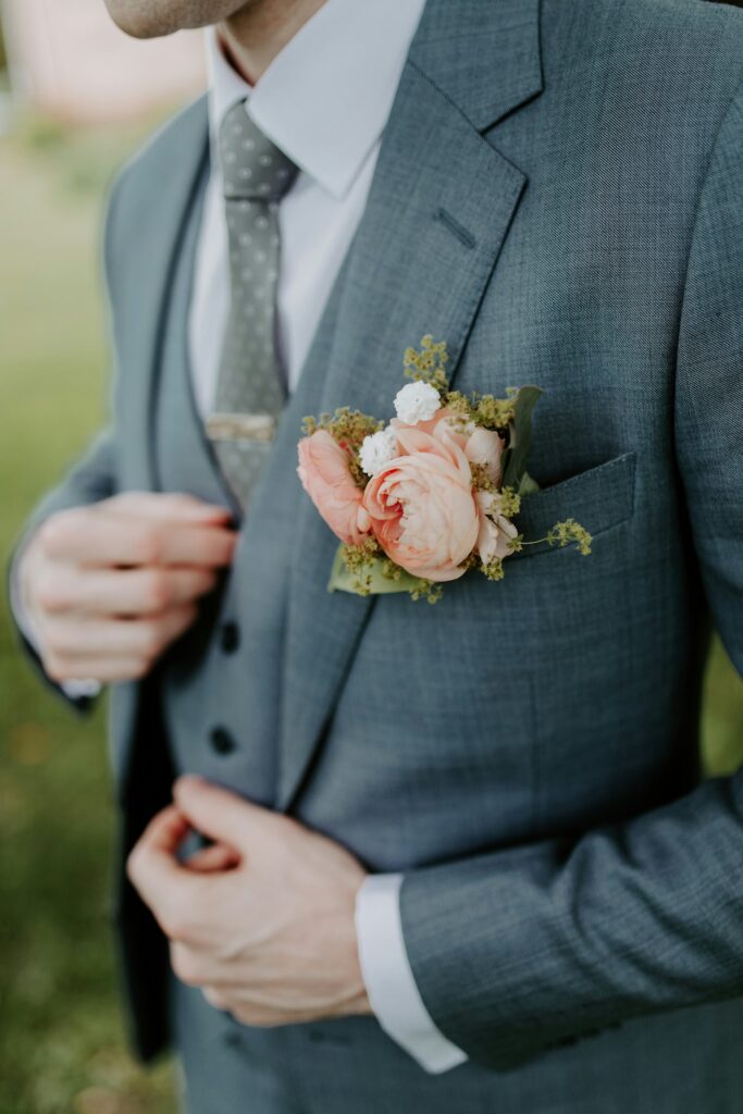 Hochzeitsanzug in Dunkelblau: Bräutigam im dunkelblauen Anzug mit Weste und Krawatte vor der Trauung