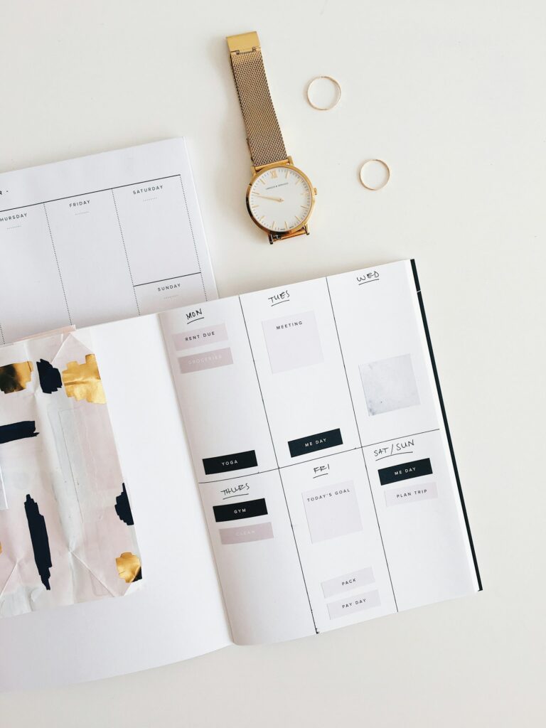 Hochzeit Kosten im Blick: Paar rechnet mit Taschenrechner und Notizbuch das Hochzeitsbudget durch