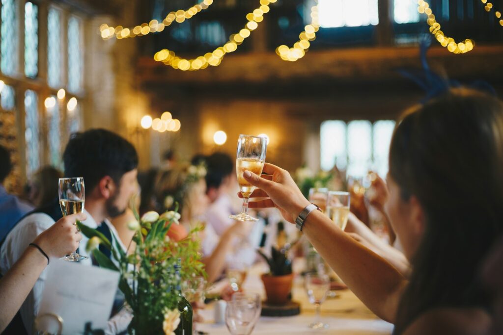 Hochzeitsgäste feiern gemeinsam, das Ergebnis einer gut geplanten Gästeliste Hochzeit