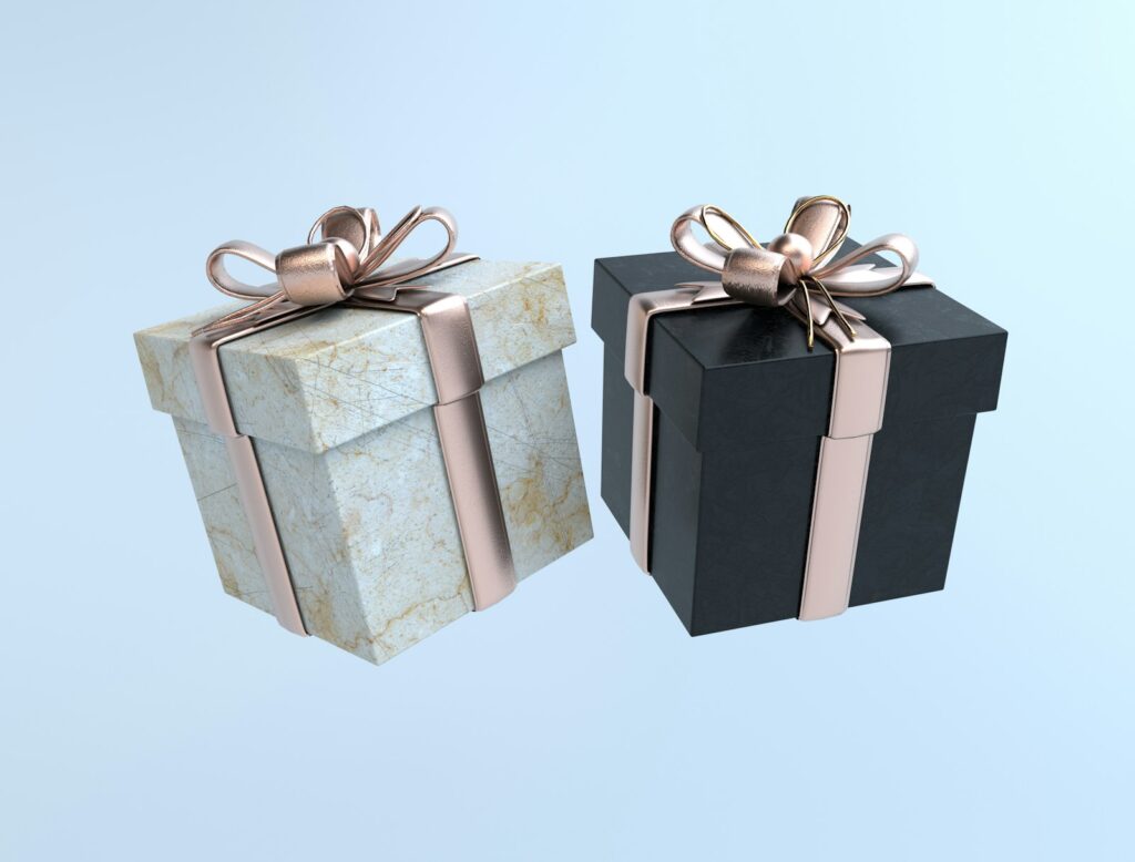 Hochzeitsgeschenk Ideen: liebevoll verpackte Geschenkbox mit Schleife und Karte auf einem Holztisch