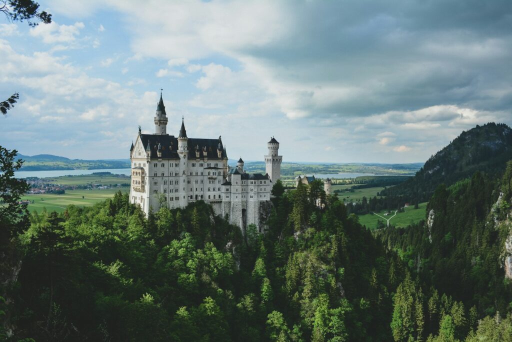 Hochzeitslocation NRW: Wasserschloss im Münsterland mit Gräfte und Park im Sommerlicht
