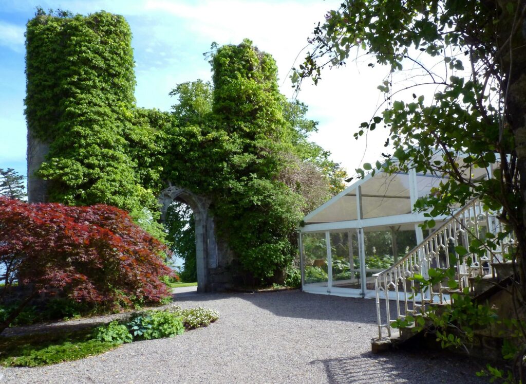 Hochzeitslocation Schloss: Brautpaar auf der Freitreppe vor einer historischen Fassade