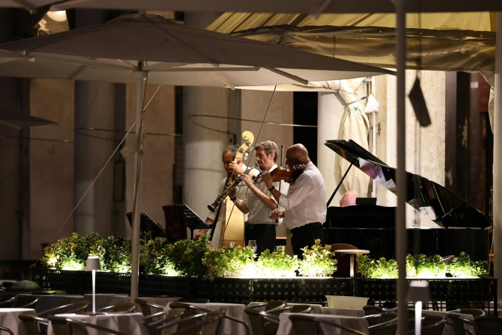 Jazztrio spielt ruhige Hochzeitslieder während des Dinners