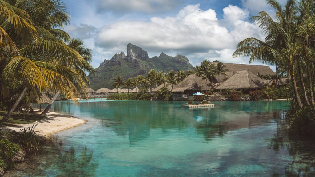 Katamaran in einer türkisfarbenen Lagune, beliebter Ausflug in den Flitterwochen Mauritius