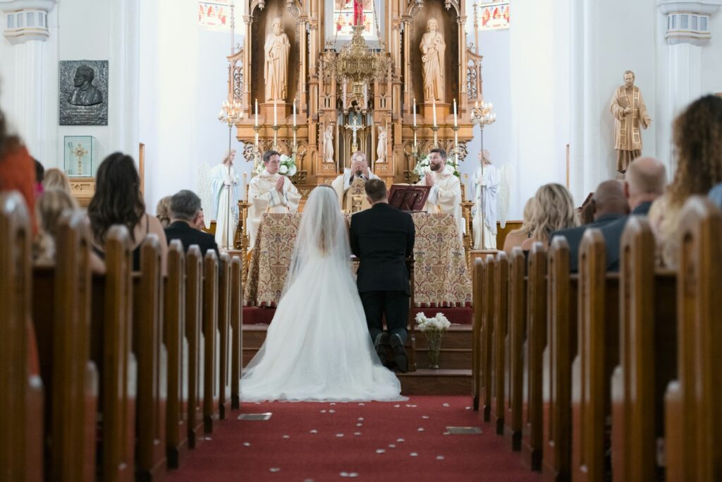 Kirchlich heiraten ohne Standesamt: älteres Paar nach der Trauung vor der Kirche