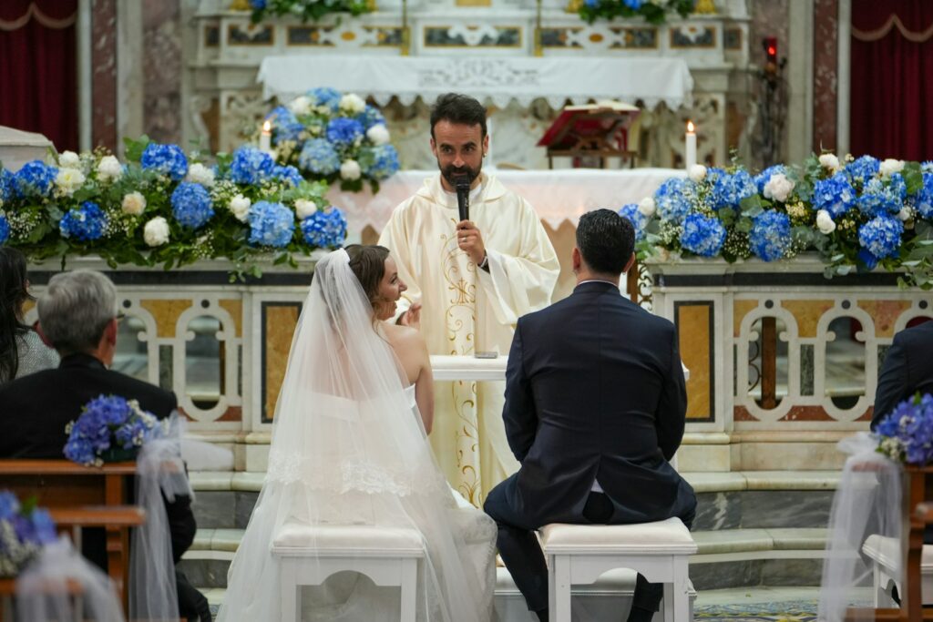 Kirchlich heiraten ohne Standesamt: Brautpaar vor dem Altar einer Dorfkirche
