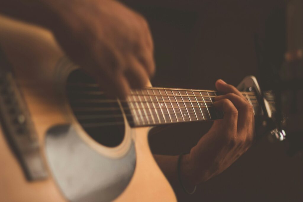 Lieder Trauung: Sängerin mit Gitarre begleitet eine freie Trauung im Garten