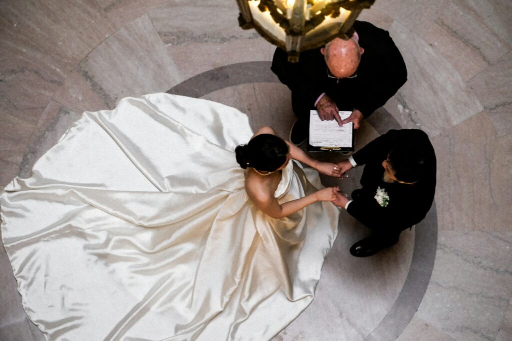 Paar nach der standesamtlichen Trauung vor einem Rathaus, Heiraten in Dänemark