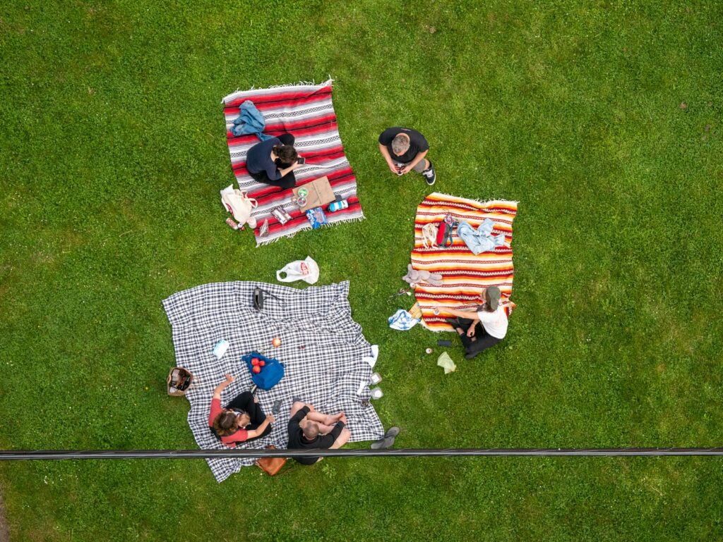Picknick unter Freundinnen im Sommer als günstige Variante der Junggesellinnenabschied Ideen