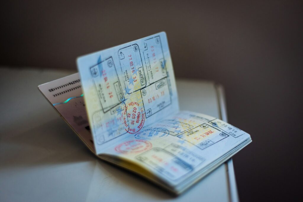 Reisepass und mehrsprachige Urkunde: Eheurkunde beantragen für den Umzug ins Ausland