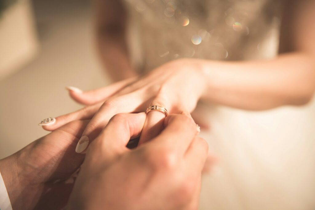 Ringtausch bei der Hochzeit: Braut steckt dem Bräutigam den Ehering an