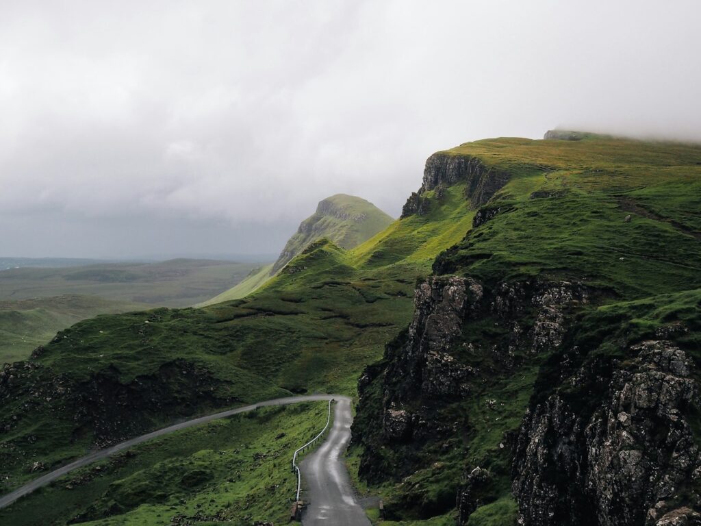 Roadtrip Flitterwochen in Schottland: einspurige Straße durch die Highlands