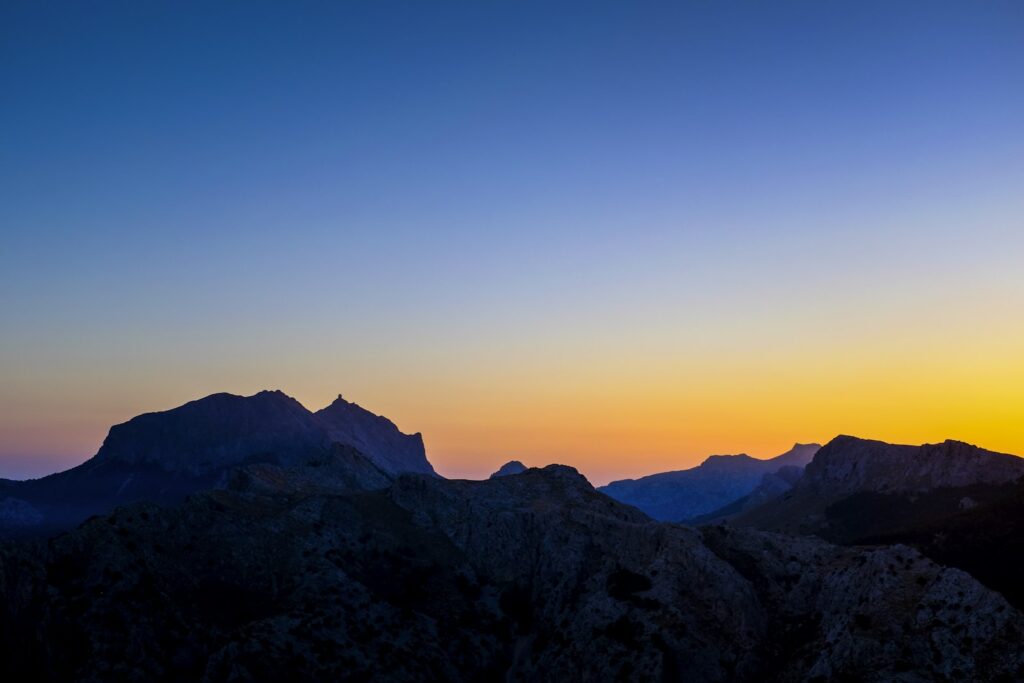 Sonnenuntergang über der Serra de Tramuntana, Kulisse für Paare beim Heiraten auf Mallorca