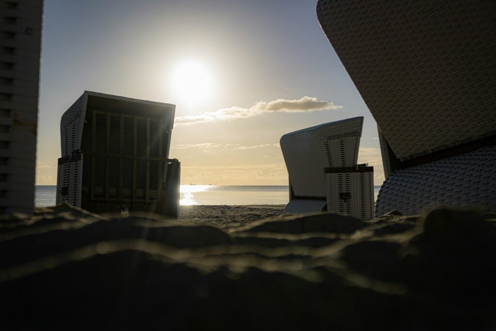 Strandkörbe an der Ostsee im Abendlicht, ein klassisches Motiv für Flitterwochen Deutschland