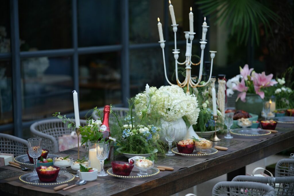 Sweet Table im Schatten eines Baumes, eine Candybar Hochzeit im Sommer im Garten