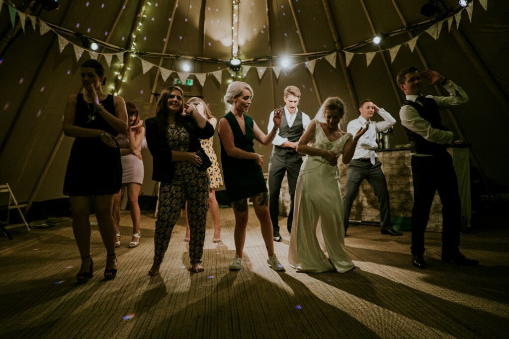 Tipi-Zelte auf einer Wiese als rustikale Variante für eine Hochzeit im Zelt