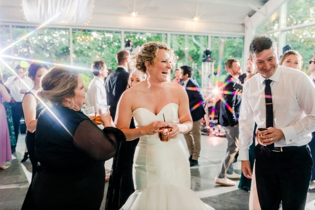 Volle Tanzfläche am Hochzeitsabend: Hochzeitslieder aus der Party-Playlist bringen alle Gäste in Bewegung