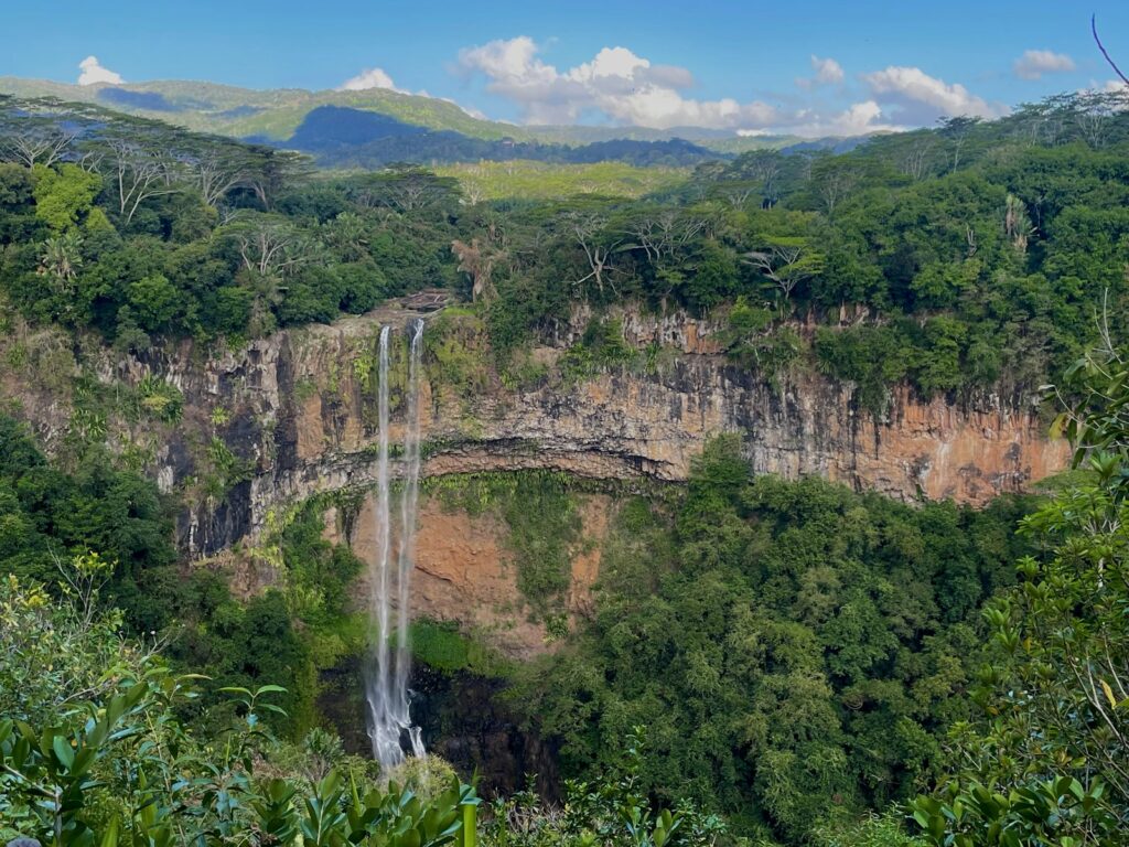 Wasserfall im grünen Hochland, Ausflugsziel während der Flitterwochen Mauritius