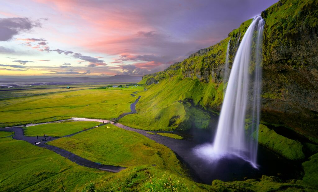 Wasserfall in Island im Sommerlicht, ein Naturziel für Flitterwochen Europa