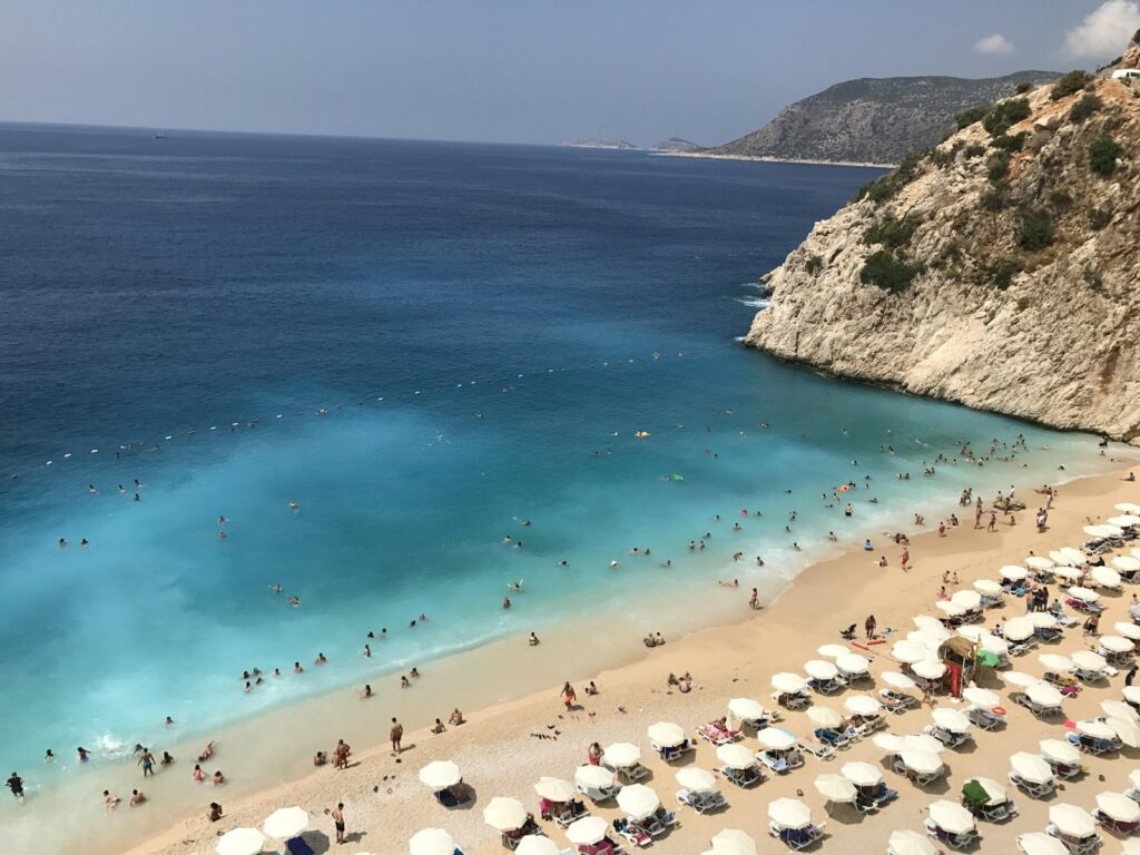Weiße Felsen am Strand Sarakiniko auf Milos, ein Highlight für Flitterwochen Griechenland